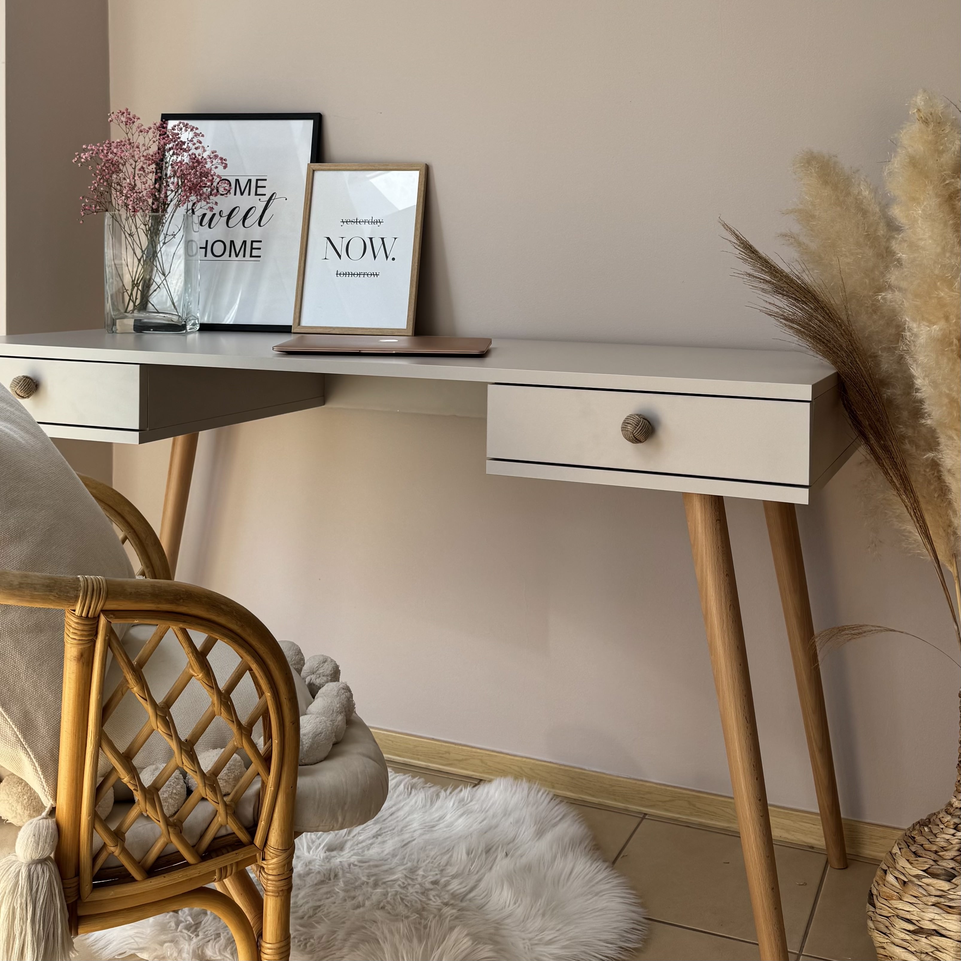 Biurko BOHO 135 cm z dwiema szufladami na drewnianych nogach - Biały mat - NOWOŚĆ 2024 biurko_1