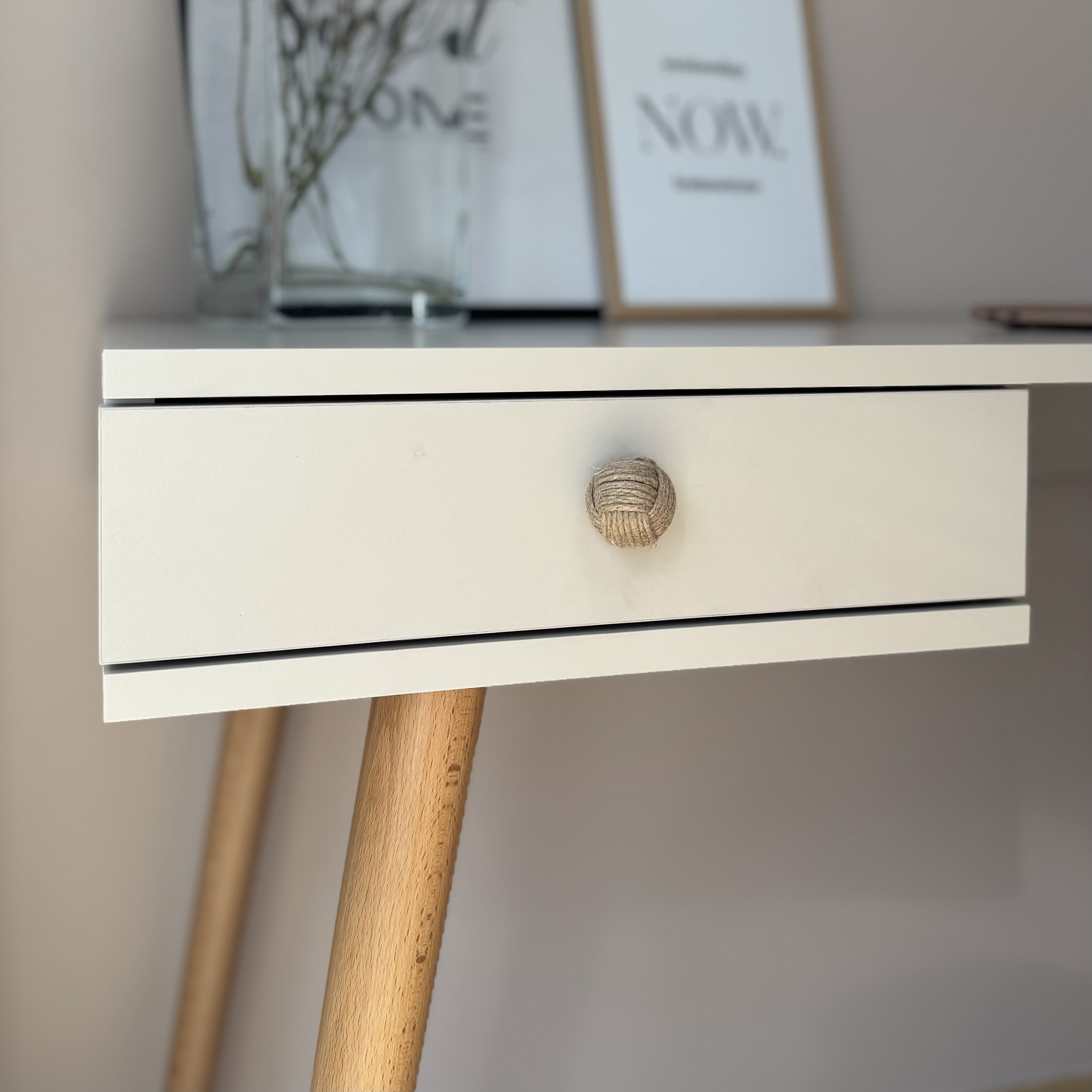 Biurko BOHO 135 cm z dwiema szufladami na drewnianych nogach - Biały mat - NOWOŚĆ 2024 biurko_1
