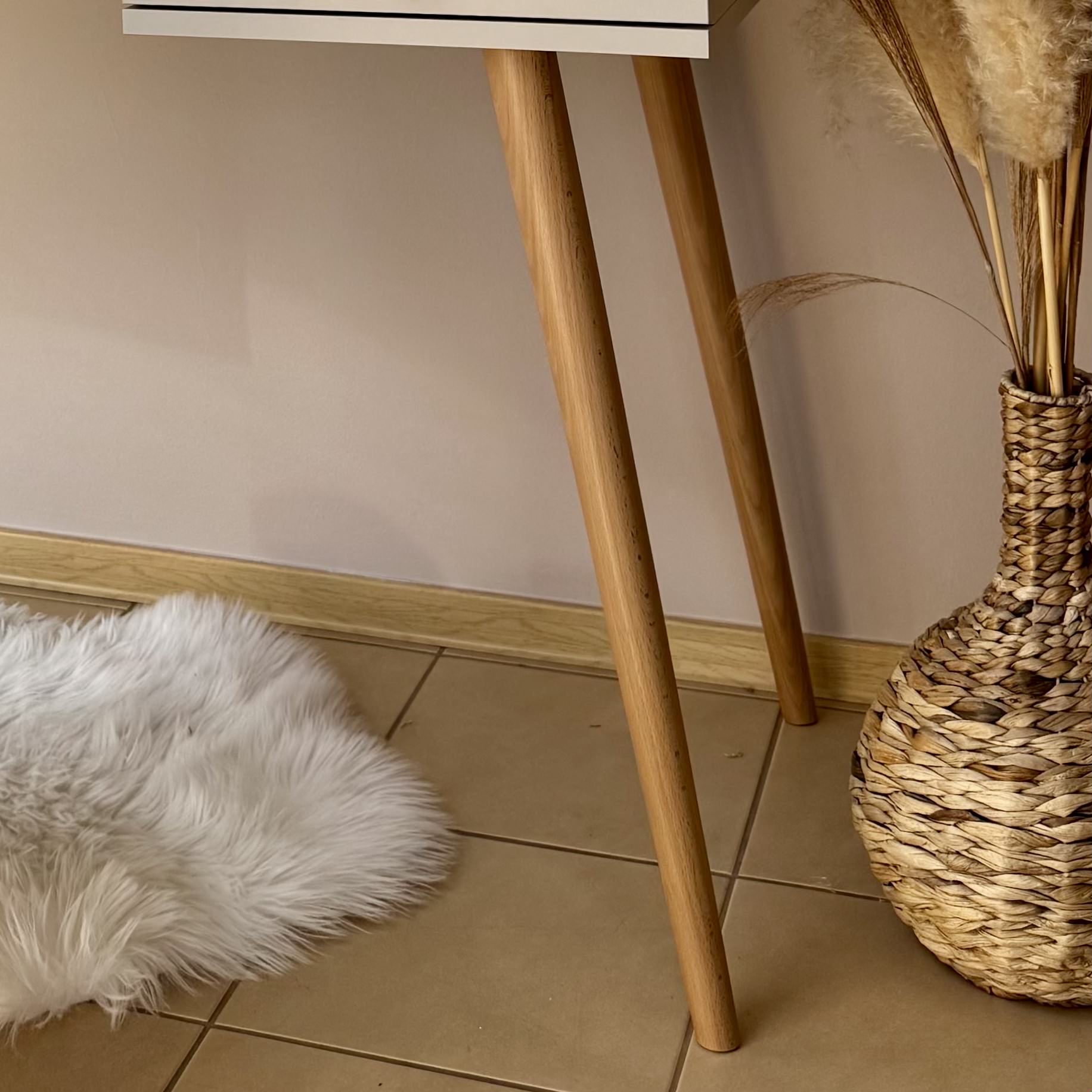 Biurko BOHO 135 cm z dwiema szufladami na drewnianych nogach - Biały mat - NOWOŚĆ 2024 biurko_1