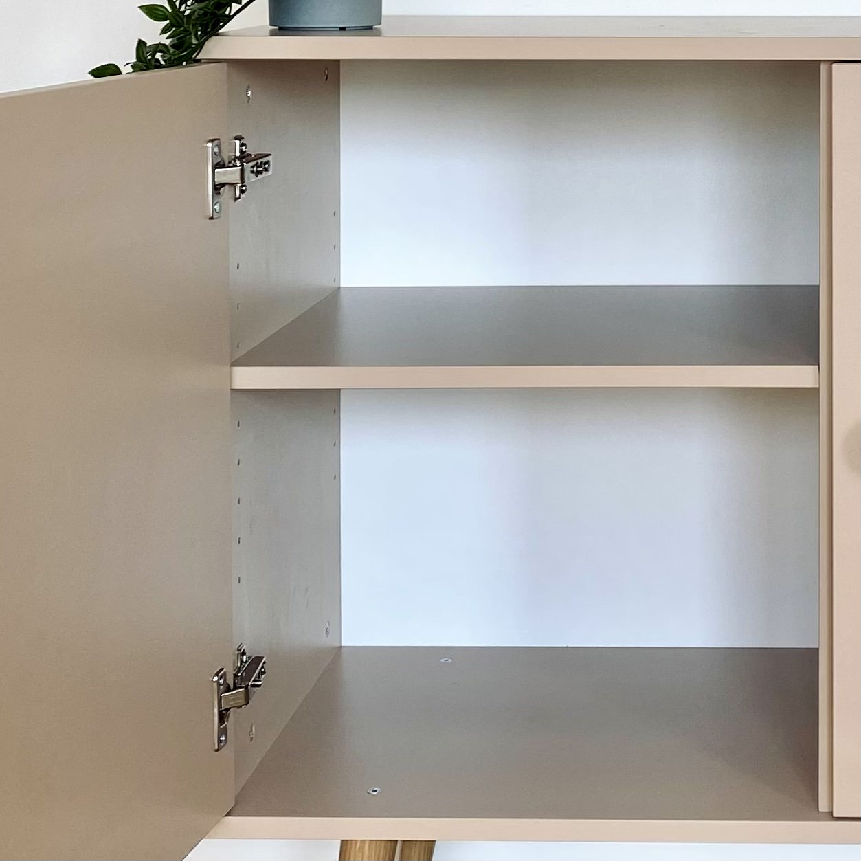 Komoda BOHO z drzwiczkami na wysokich drewnianych nogach - Biały mat pol_pl_Komoda-BOHO-z-drzwiczkami-na-wysokich-drewnianych-nogach-Bialy-mat-23_2