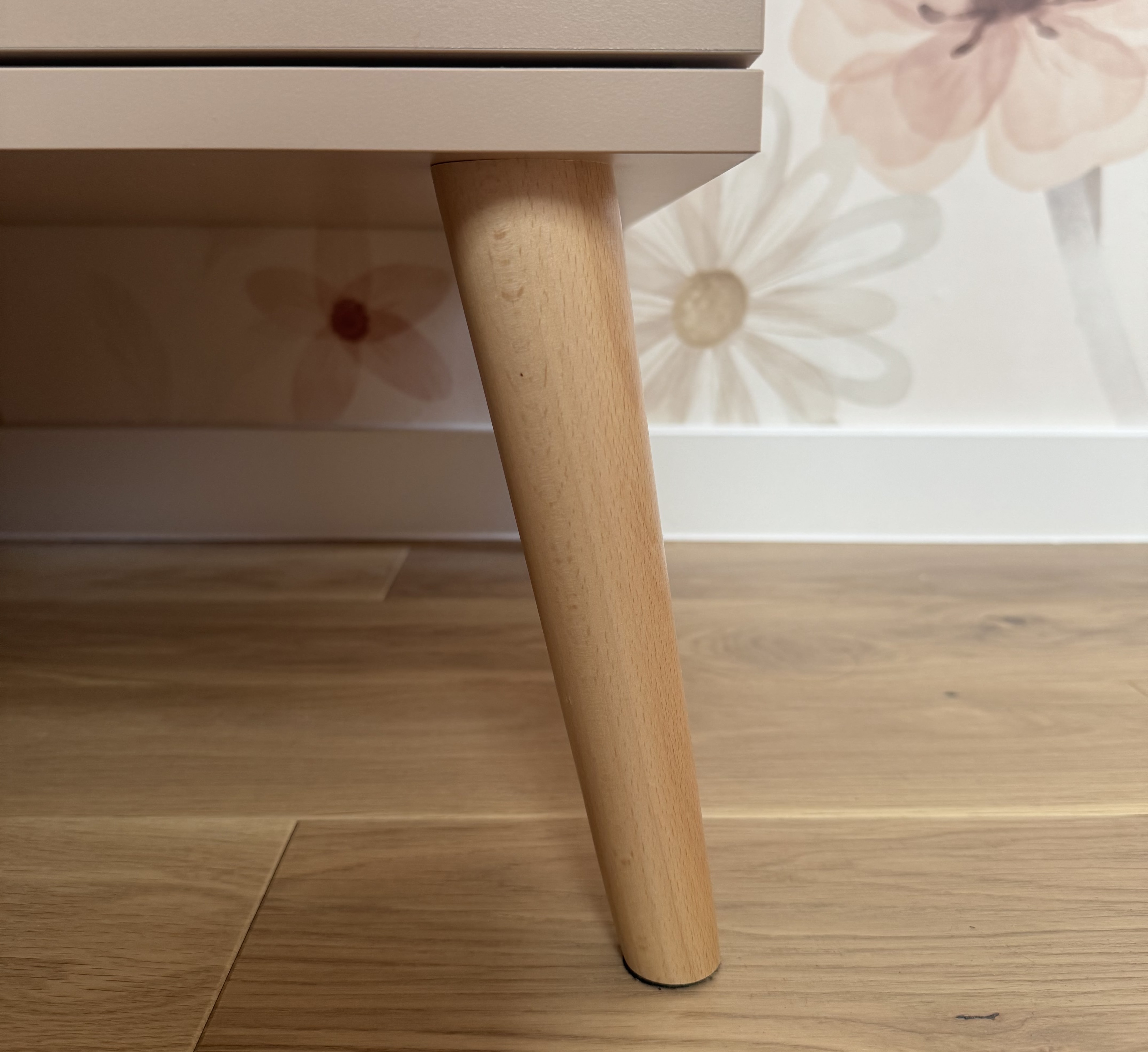 Szafa głęboka BOHO z szufladami i drążkiem na drewnianych nogach 202/100/52 - Biały mat BSZ3S_M_pokoj