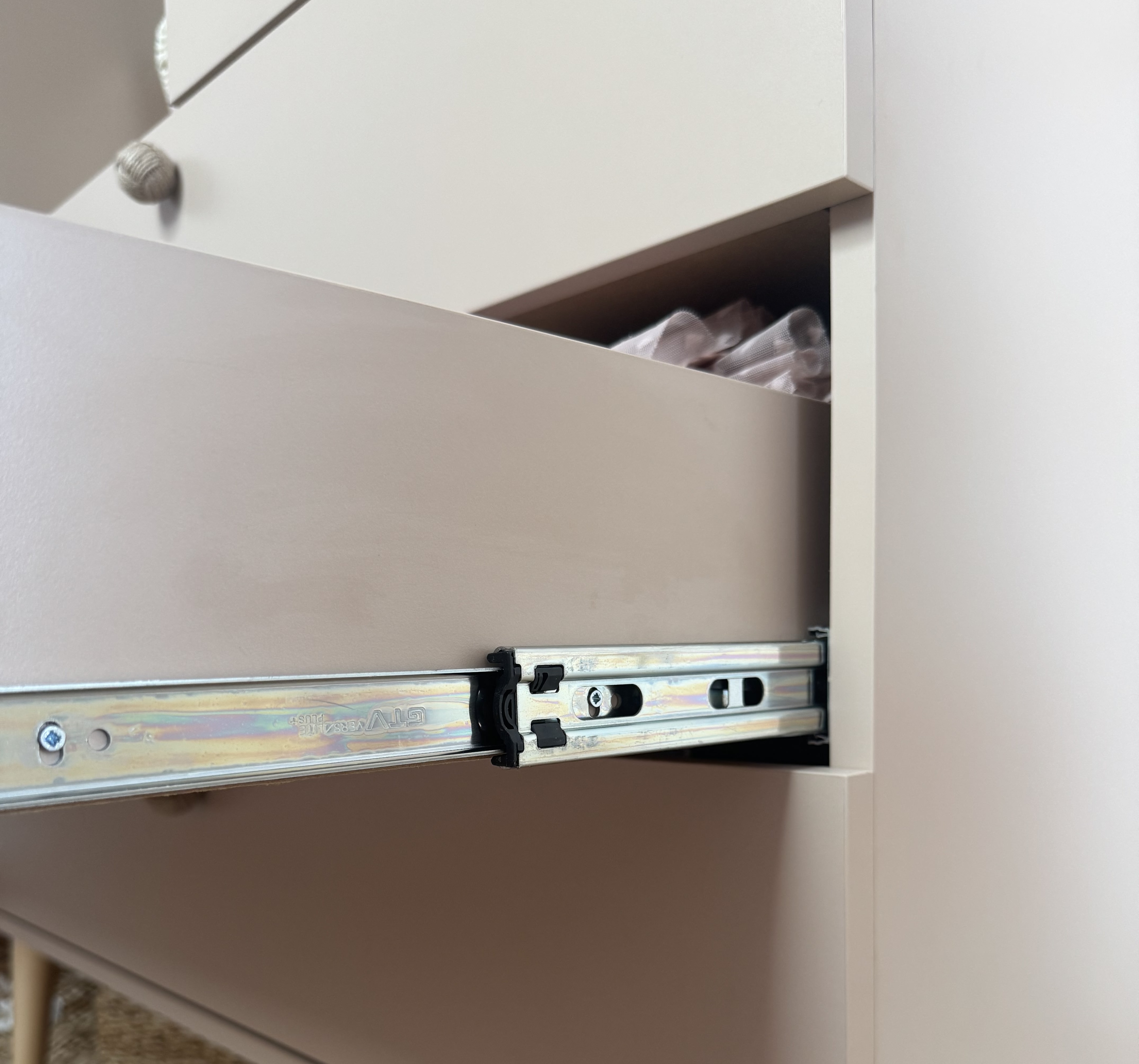 Szafa głęboka BOHO z szufladami i drążkiem na drewnianych nogach 202/100/52 - Biały mat BSZ3S_M_pokoj