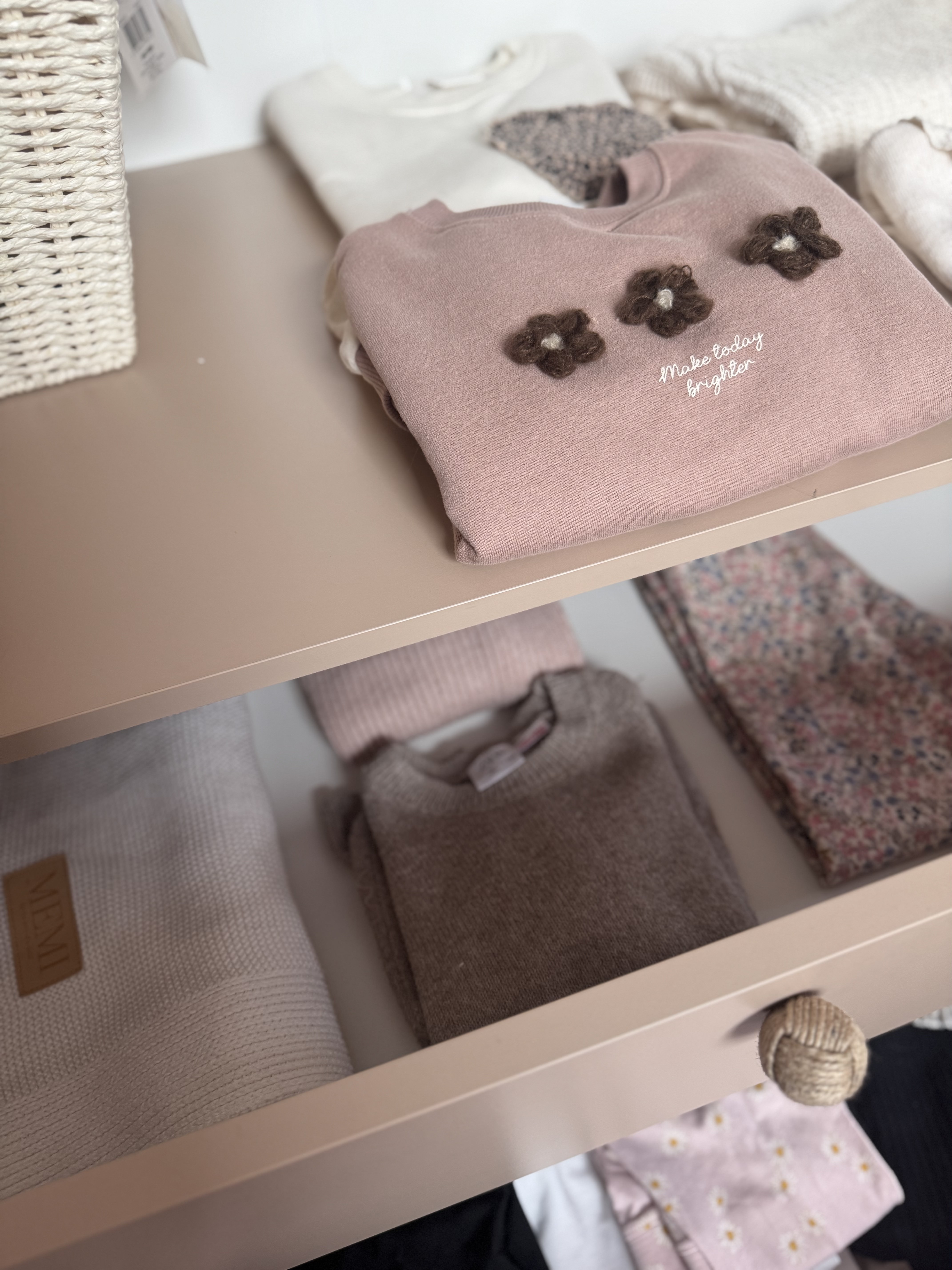 Szafa głęboka BOHO z szufladami i drążkiem na drewnianych nogach 202/100/52 - Biały mat BSZ3S_M_pokoj