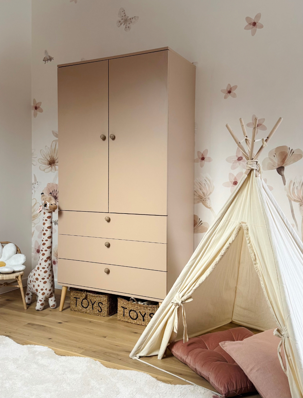 Szafa głęboka BOHO z szufladami i drążkiem na drewnianych nogach 202/100/52 - Biały mat BSZ3S_M_pokoj